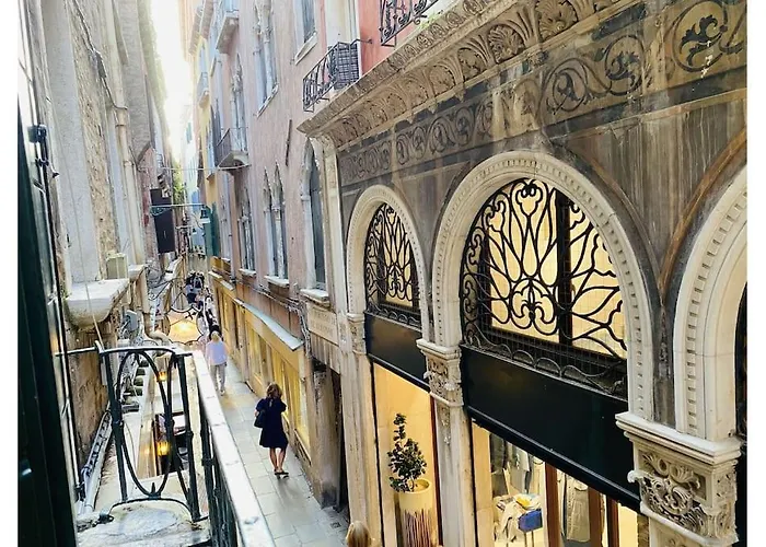 Sweet Time Venice, Luxury San Marco Frezzaria Apt!