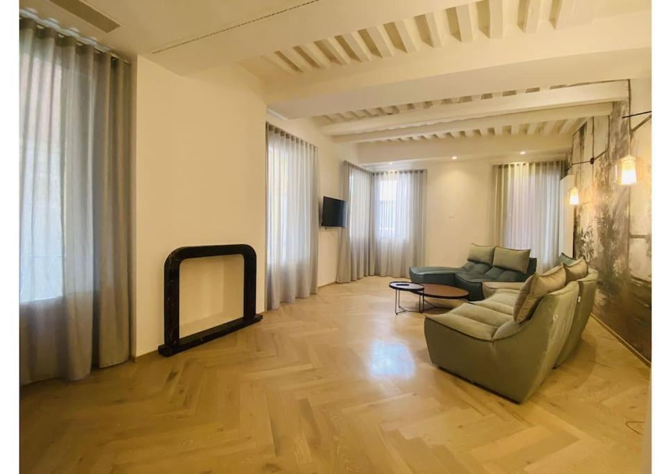Sweet Time Venice, Luxury San Marco Frezzaria Apt! Apartamento *